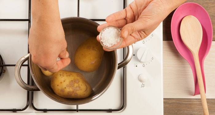 Cuece las patatas con piel