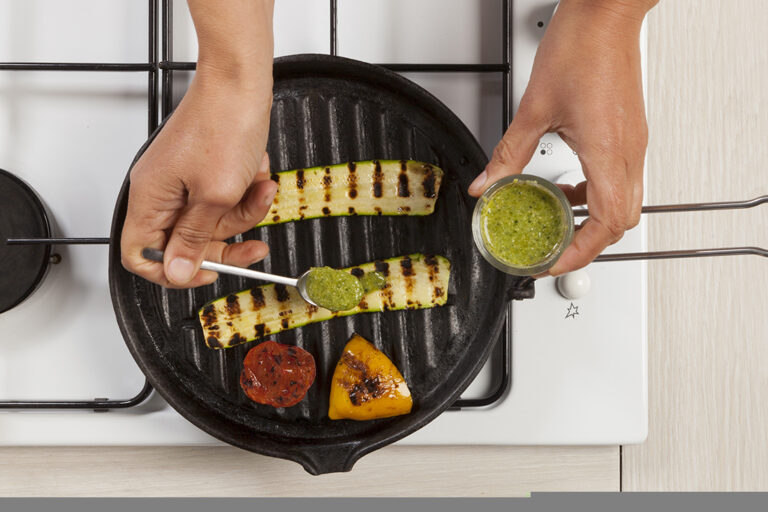 Unta las verduras con la salsa pesto