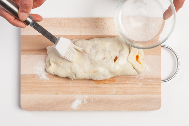 &nbsp;el truco: una corteza crujiente &nbsp; para evitar que este pan tenga la&nbsp;corteza demasiado blanda y poco hecha por dentro, antes de hornear la masa de patata, humedece&nbsp;la superficie con agua.