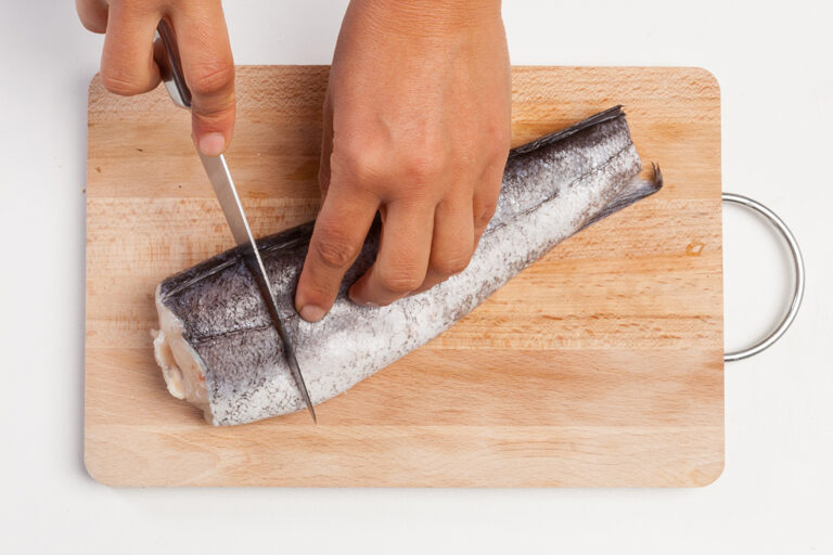 Si has comprado la merluza unos días antes de preparar tu pastel de pescado, no te preocupes, te explicaremos cómo conservarla adecuadamente.