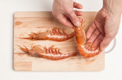 Para que tu pastel reluzca aún más coge un pincel y cubre los langostinos con una fina capa de gelatina neutra.