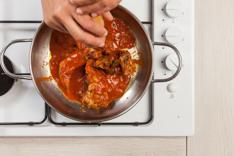 Un truco para que el delicioso aroma que desprende este plato se mantenga durante más tiempo, es que durante la preparación de conejo agregues pimienta.