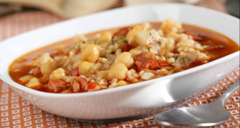 Si quieres que tu sopa quede mucho más sabrosa y completa además de hacerla con arroz, puedes prepararla con cualquier tipo de pasta como fideos, tiburones, etc.