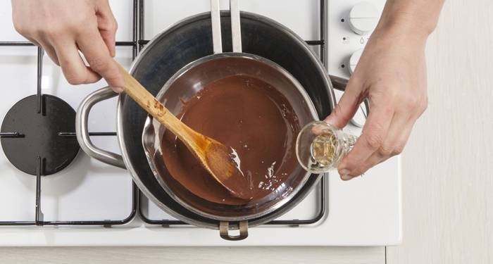 Añade licor al chocolate