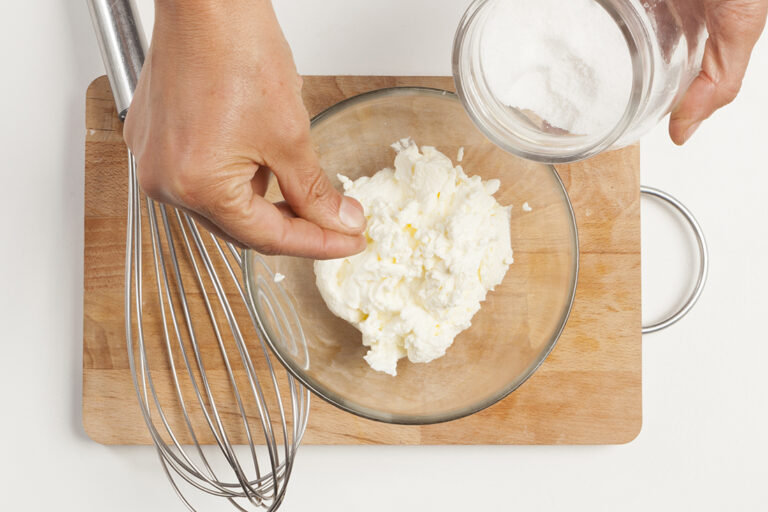 Endulza la nata con el azúcar 