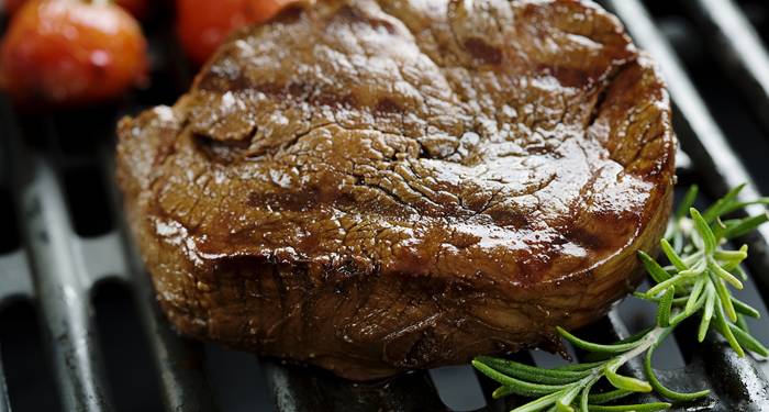 Aunque la protagonista absoluta de esta riquísima receta es la carne y la salsa que la acompaña lo cierto es que los acompañamientos también son muy importantes a la hora de presentarla.