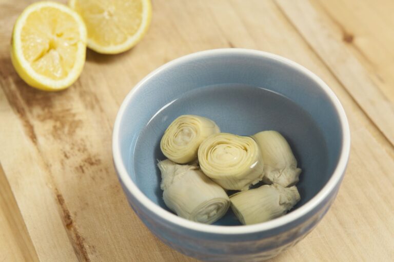 Te recomendamos que sirvas esta sopa con unos trozos de alcachofas al horno.