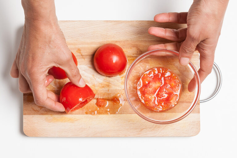Si quieres que el relleno quede realmente homogéneo y no quede líquido debes cortar la parte superior de los tomates, las tapas.