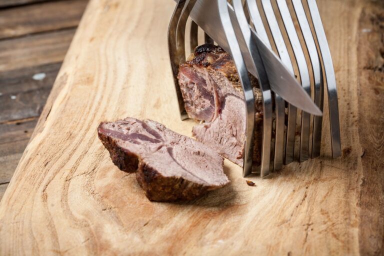 &nbsp; tanto para preparar bocadillos como para servir al plato, la carne mechada se debe cortar en lonchas.