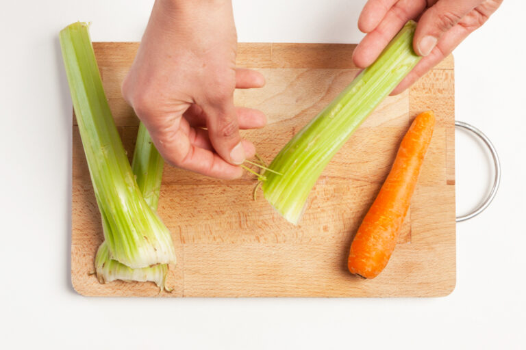Estás comiendo tu sopa de verduras y cuando te pones la siguiente cucharada de sopa en la boca, notas un hilillo vegetal que capta toda tu atención y no te deja concentrar en el sabor de la sopa.