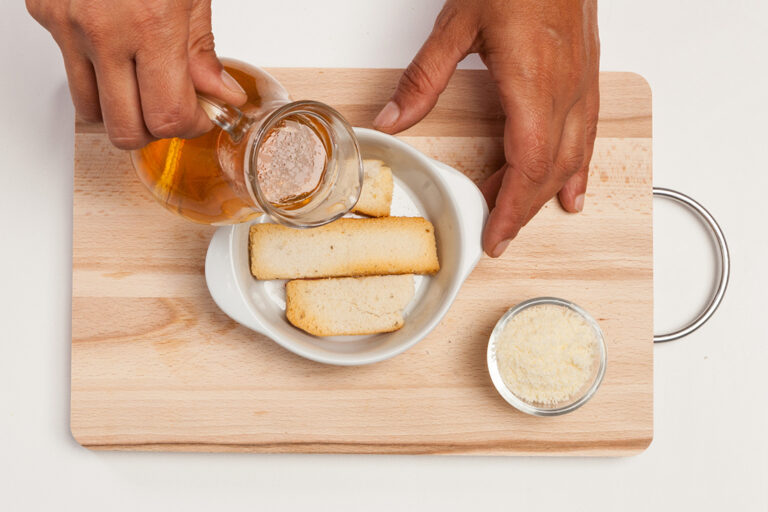 &nbsp; para que el pan duro quede más suave antes de hornearlo junto con el resto de ingredientes&nbsp;báñalo con el caldo de verduras.