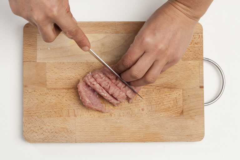 Si quieres que la sopa tenga una textura bien finita y sea fácil de comer para los más peques de la casa, te recomendamos triturar el pollo.