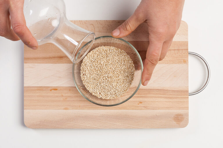 &nbsp; para quitar ese sabor amargo que suele acompañar a la quinoa es imprescindible lavarla bien antes de cocerla.