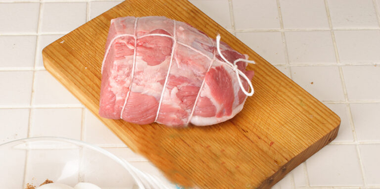 Para que el solomillo quede más elegante cuando lo sirvas y se conserve uniforme una vez hecho es necesario bridar la carne antes de ser cocinada.