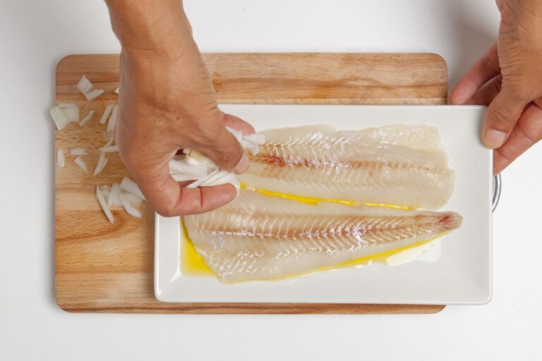 Para evitar que los filetes o rodajas se desarmen al servirlo, para esta receta es conveniente utilizar la parte de la cola de la merluza.