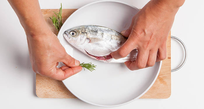 Para conseguir que el pescado tenga mucho más sabor y sea más aromático puedes rellenarlo.