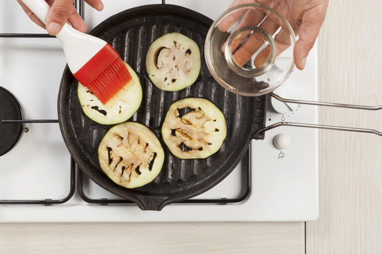 Pinta las berenjenas con aceite