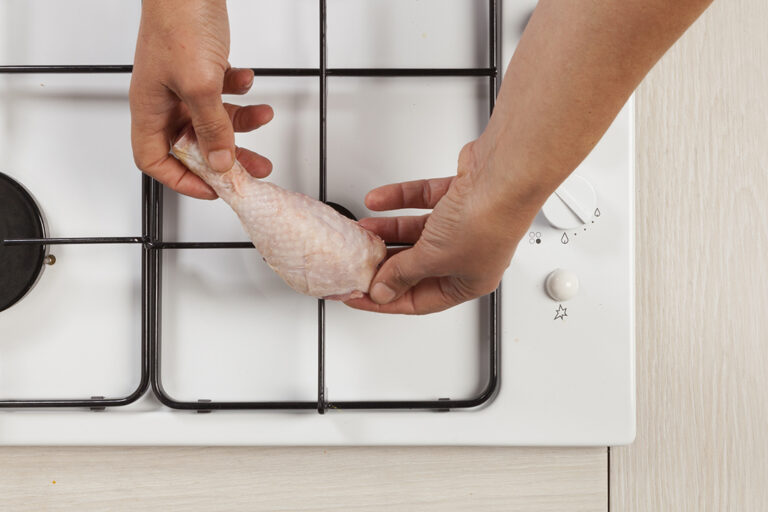 &nbsp; a menudo, los pollos de granja, aunque estén limpios, suelen tener pequeñas plumas que les sobresalen de la piel.