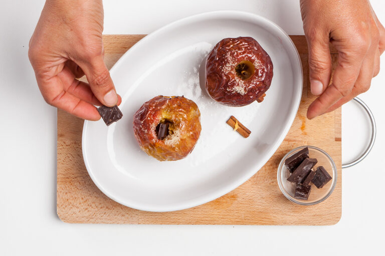 Rellenar las manzanas con chocolate
