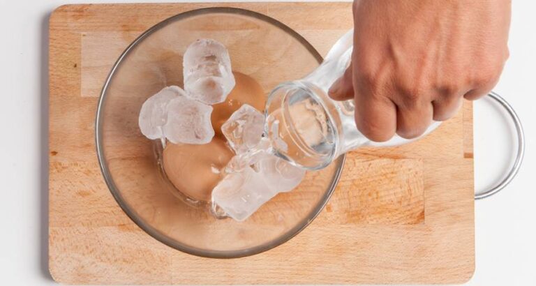  una tarea que puede quitarnos mucho tiempo es pelar los huevos hervidos.