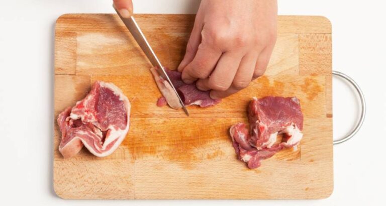 Los guisos y estofados son platos sustanciosos pero si quieres evitar que queden demasiado grasientos y pesados puedes poner en práctica este truco bien fácil.