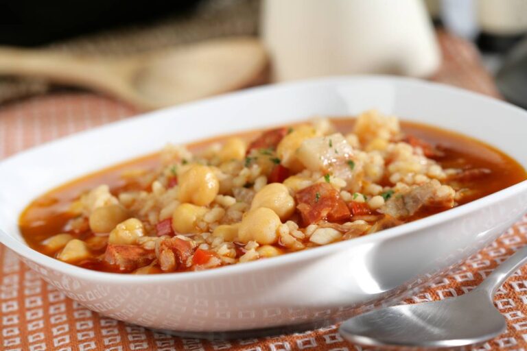 Si quieres que tus guisos ganen en sabor, como el de esta receta de gazpacho manchego, te recomendamos dejarlos reposar un día entero en el frigorífico.