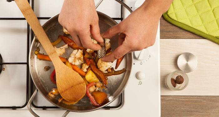 La nuez moscada aporta gran cantidad de sabor y olor a nuestros platos, sobretodo a las verduras.