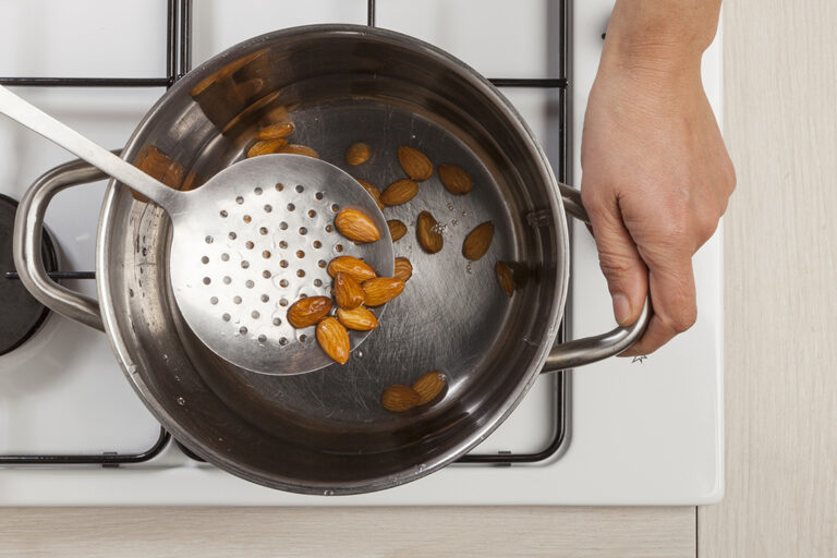 Remoja las almendras en agua hirviendo