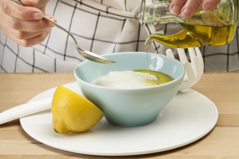 Si quieres darle un toque diferente a tus ensaladas en vez de usar la clásica vinagreta puedes optar por una salsa de yogur.