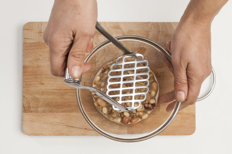 Passar las legumbres por el machacador de patatas