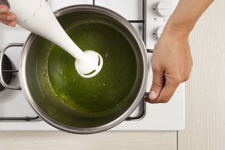 Bate los puerros y los espinacas en la cacerola