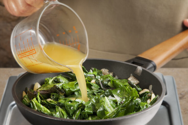 Si prefieres incluir acelgas en lugar de espinacas en el potaje, ten en cuenta que su tallo es más duro y necesita más cocción.