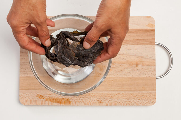 Para conseguir que las algas tengan una textura agradable y que sean más fáciles de cocinar, déjalas en remojo durante un tiempo antes de cocinarlas.
