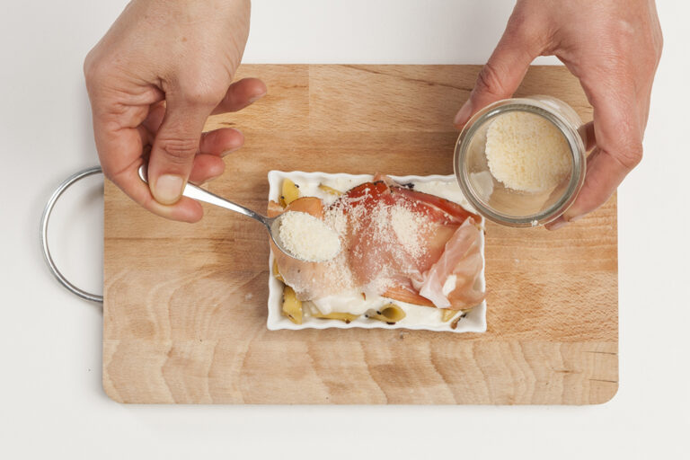 Espolvorear la pasta con queso