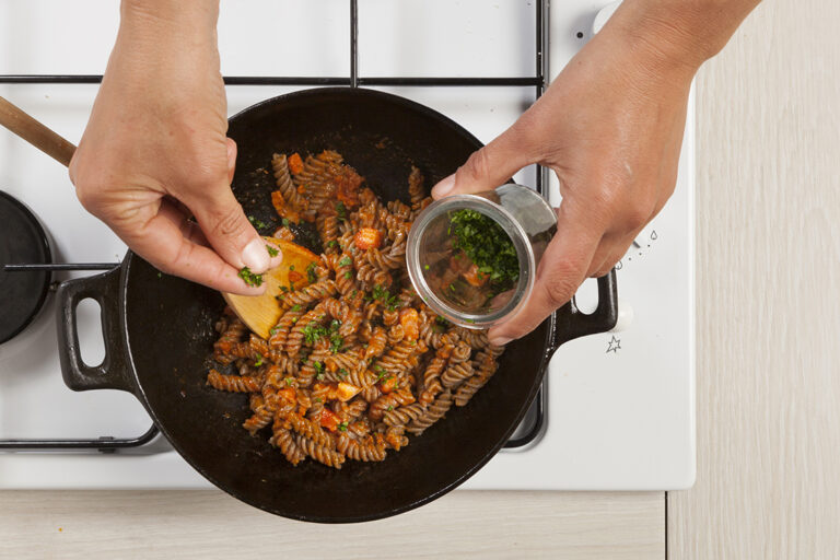 Añade el perejil picado