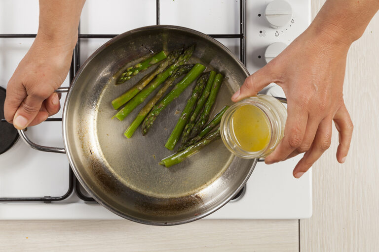 Cocina los espárragos con caldo