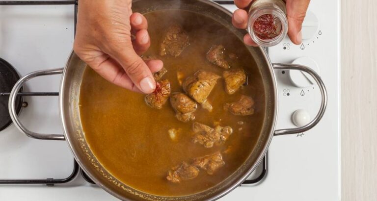 Sin duda, una manera de que tus guisos tenga un mejor sabor y aroma es añadiéndoles un poquito de azafrán.