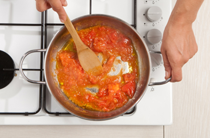 Una forma de que este plato de pasta te quede mucho más sabroso es, por un lado, batir los tomates secos en su aceite y después agregar la salsa de tomate.