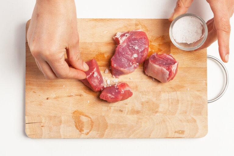  frota la carne con sal