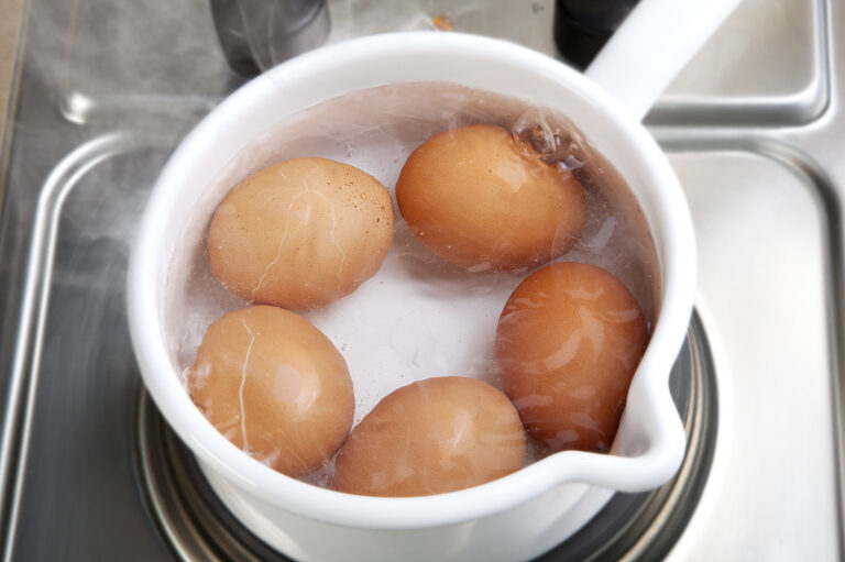 Huevos duros perfectamente cocidospara cocinar los huevos duros perfectamente échalos en el agua cuando ya esté hirviendo y cuenta 10 minutos, luego escúrrelos y enfríalos.