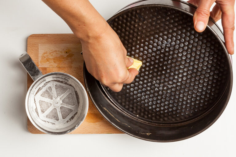 Unta con mantequilla el molde