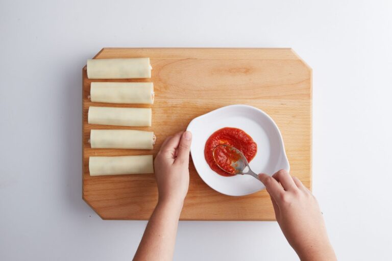 Puedes darle un toque diferente a los canelones añadiendo en la base de la fuente,  una cucharada de tomate frito gallina blanca.