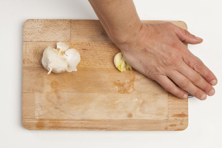 Machacar el ajo para dar sabor