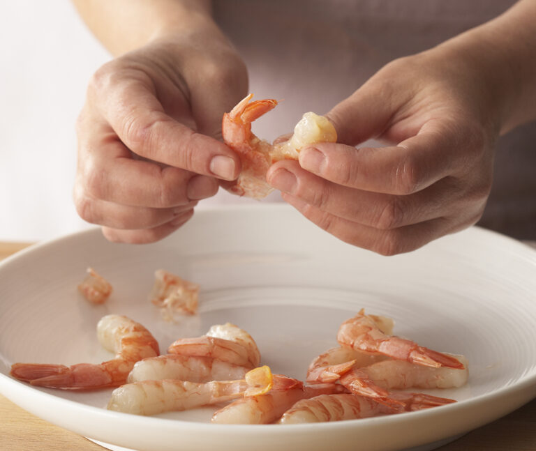 Para limpiar bien los langostinos, una vez pelados, debes quitarles el intestino.