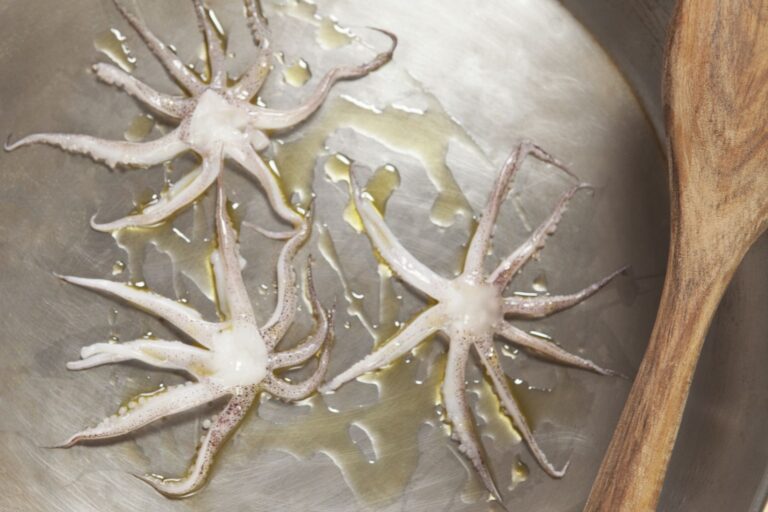 Si utilizas calamares en tu paella seguro que lucirán muy bien en la decoración de la misma.