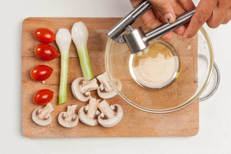 Evita los trocitos de ajo en la salsa