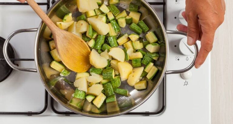 Si quieres que tu crema de zanahorias tenga más consistencia, sigue este truco: cocínala con algunas patatas troceadas y después tritura todos los ingredientes conjuntamente.