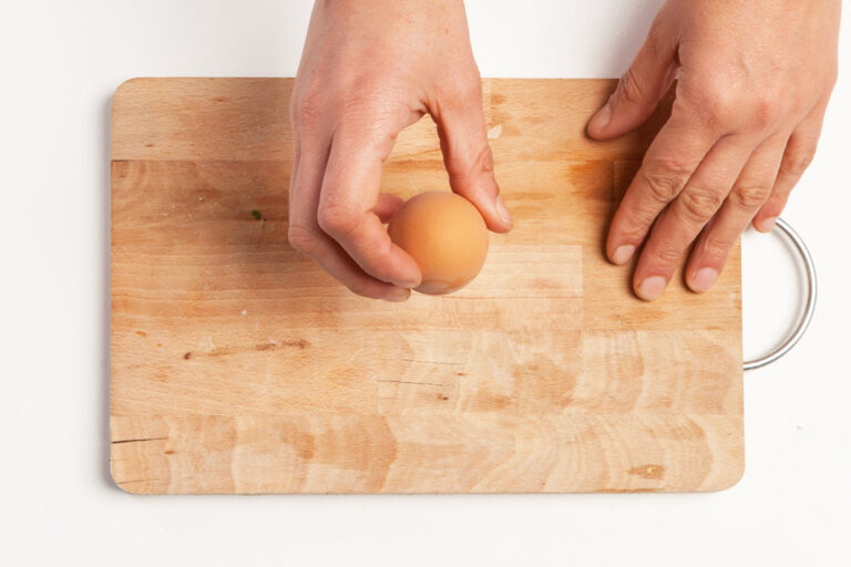 Pela los huevos duros sin dificultad