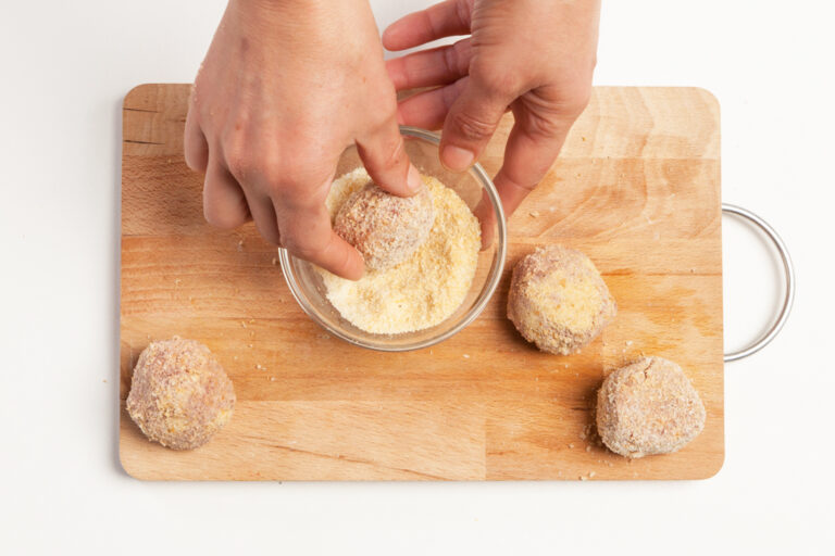 En la preparación de las albóndigas, opta por una doble empanado: evitará la ruptura de las albóndigas cuando se cocinen y quedarán más crujientes.