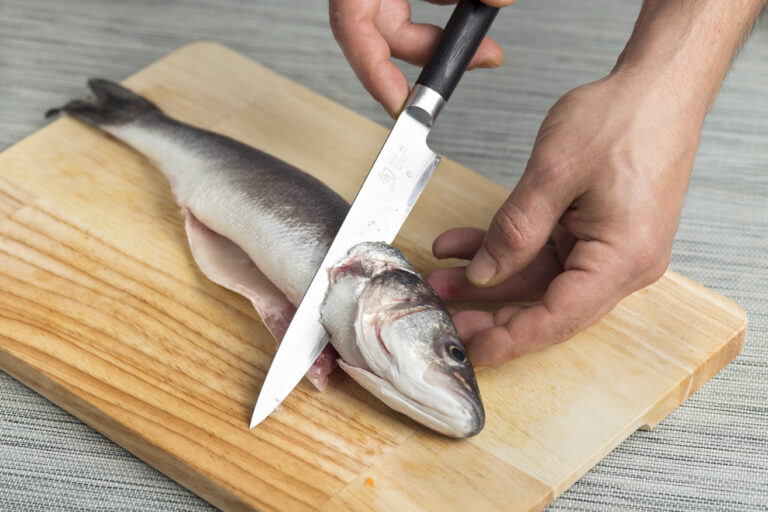 Elimina la piel del pescado más facilmente